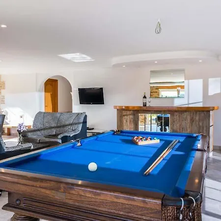 Sleeps 6 Pool Air Con Wifi