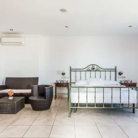 Sleeps 6 Pool Air Con Wifi * 칼페