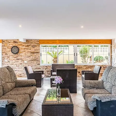 Sleeps 6 Pool Air Con Wifi