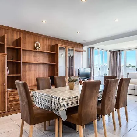 Sleeps 6 Pool Air Con Wifi * 칼페